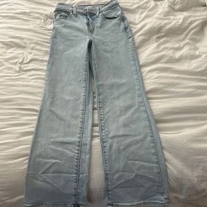 Blue cropped Levi jeans.